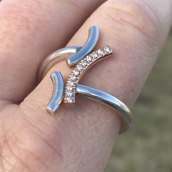 Kurvene diamond ring on the finger to show its extrem beauty
