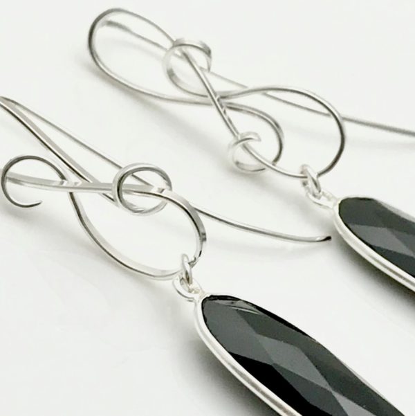 Onyx gallery earrings design up close
