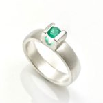V-Setting emerald engragement ring in sterling silver