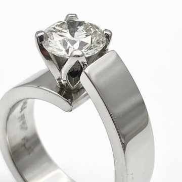Classic and sophisticated engagement ring