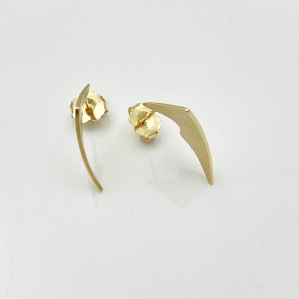 Cutting edge gold earring