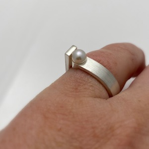 Modern pearl silver ring square edge design