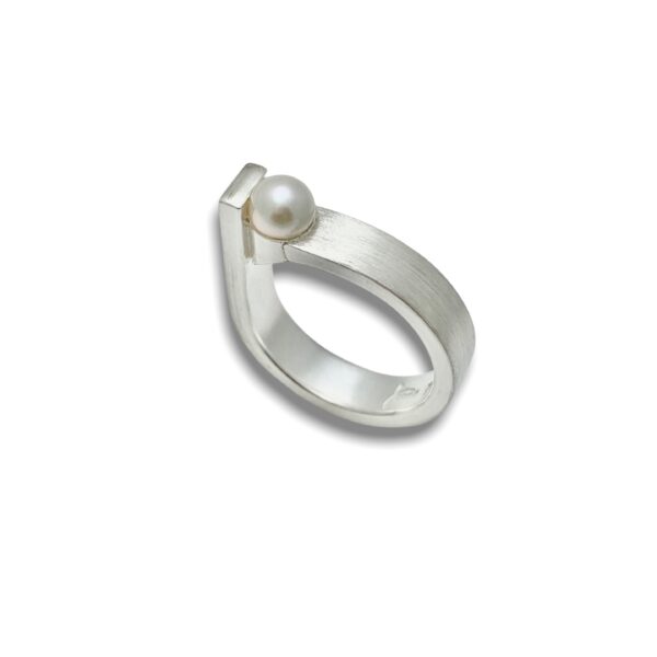 Square edge ring pearl, sleek and modern silver ring featuring cusltured round pearl