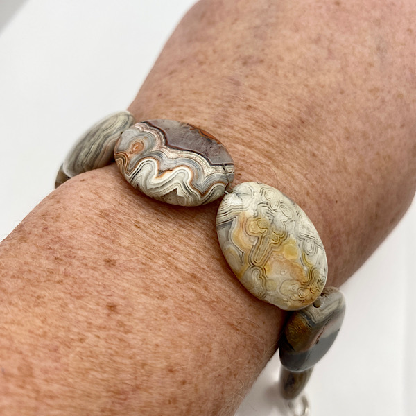 Earthy color tones in agate flat stones in bracelet